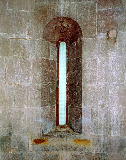 Ottana (Nuoro), Chiesa di San Nicola, interno: particolare della monofora absidale Ottana (Nuoro), Chiesa di San Nicola, interno: particolare della monofora absidale